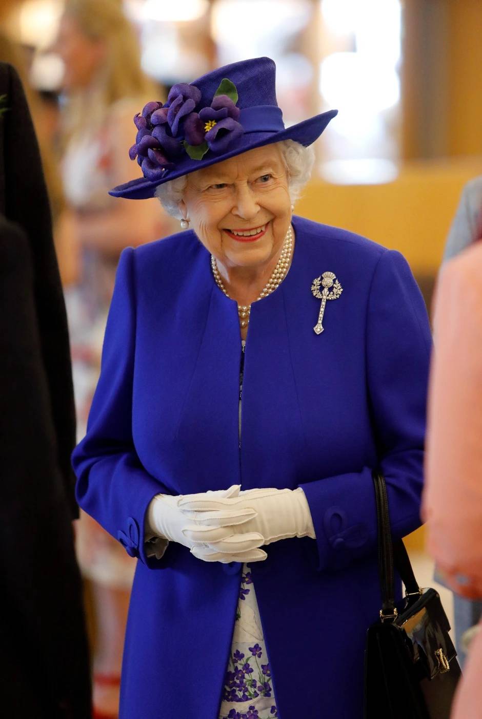 Ее Величество Королева Елизавета II встречается с молодыми людьми, родившимися 1 июля 1999 года.
