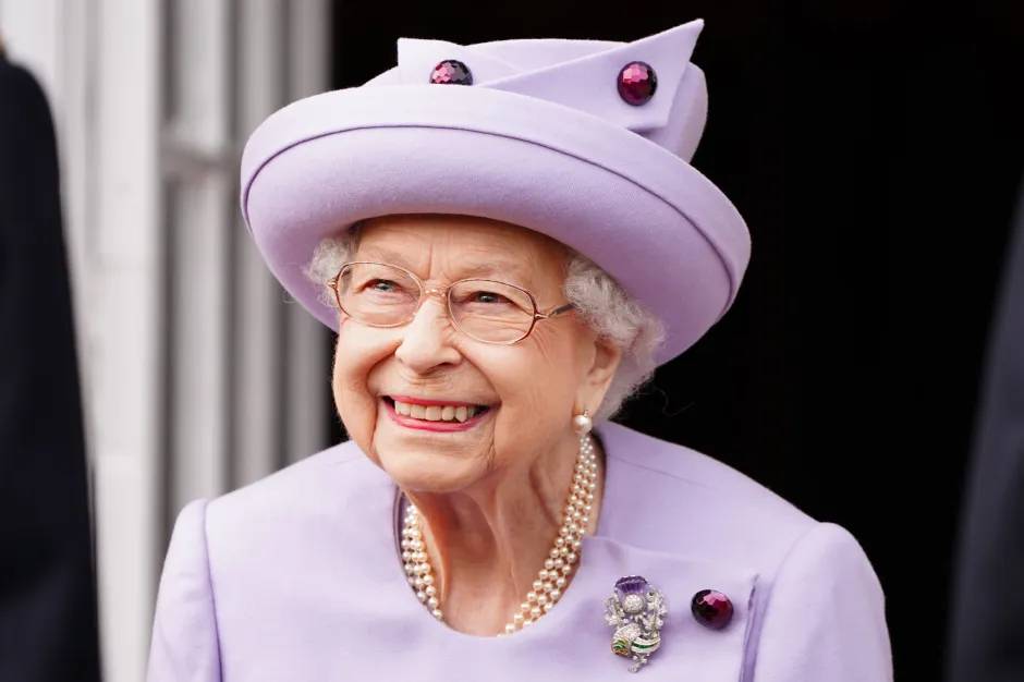 Королева Елизавета II присутствует на параде верности вооруженным силам в саду дворца Холируд.
