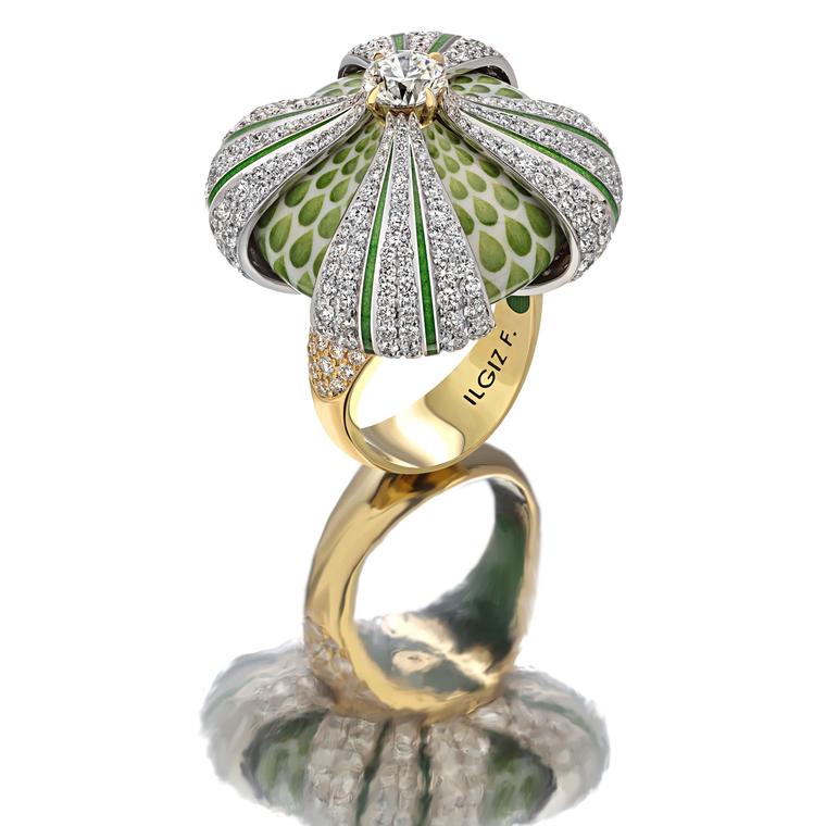 Кольцо Onion Bud, недавно созданное известным мастером по стекловидной эмали Ильгизом Ф., отличается тонкой ручной росписью по эмали разных оттенков зеленого цвета.
