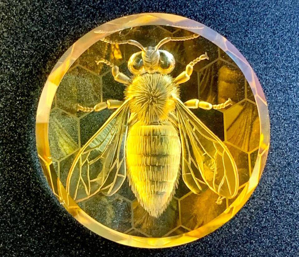 Ограненная цитриновая инталия "Светящаяся пчела", автор Райан Боуэн. РАЙАН БОУЭН
