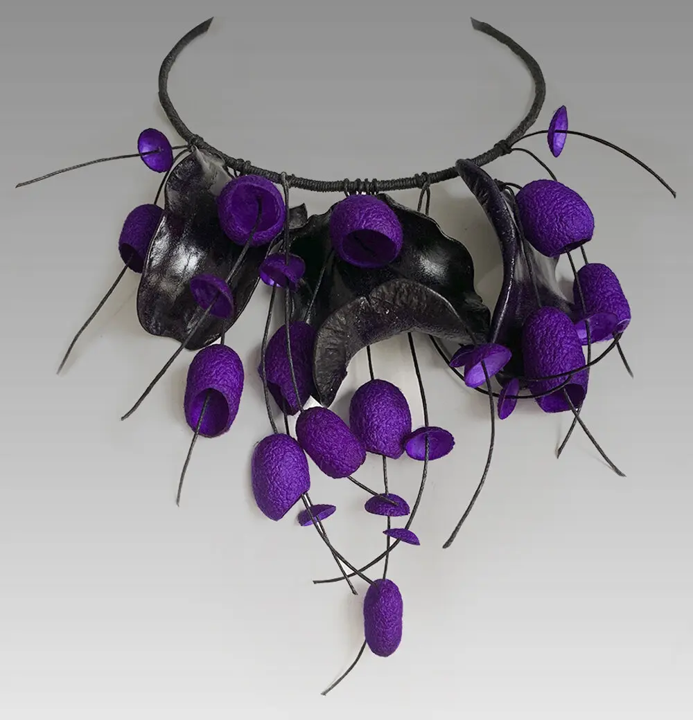 Ожерелье Purple Rain, изготовленное из стручков семян жакаранды, шелковых коконов и шнура из органического хлопка.