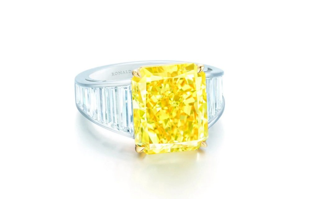 Кольцо с желтым бриллиантом огранки "радиант" весом 8,88 карата с бриллиантами "трапеция" ступенчатой огранки. Фото: Рональд Абрам