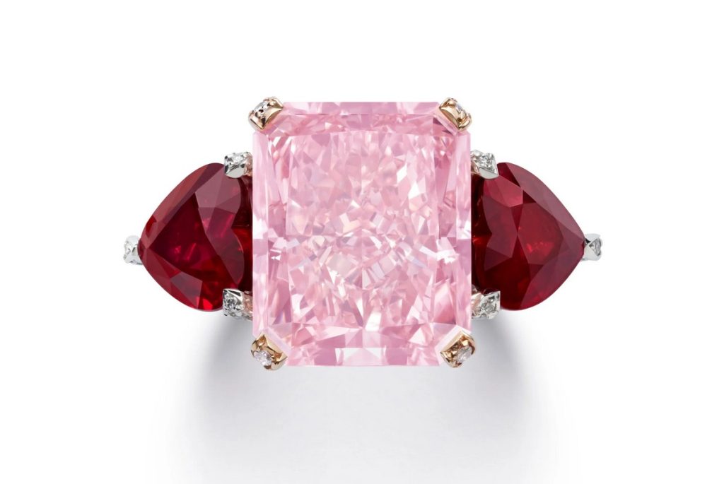 Кольцо Rose of Caroline от Chopard с центральным камнем из фантазийного интенсивно-розового бриллианта и двумя рубинами в форме сердца. Фото: Chopard