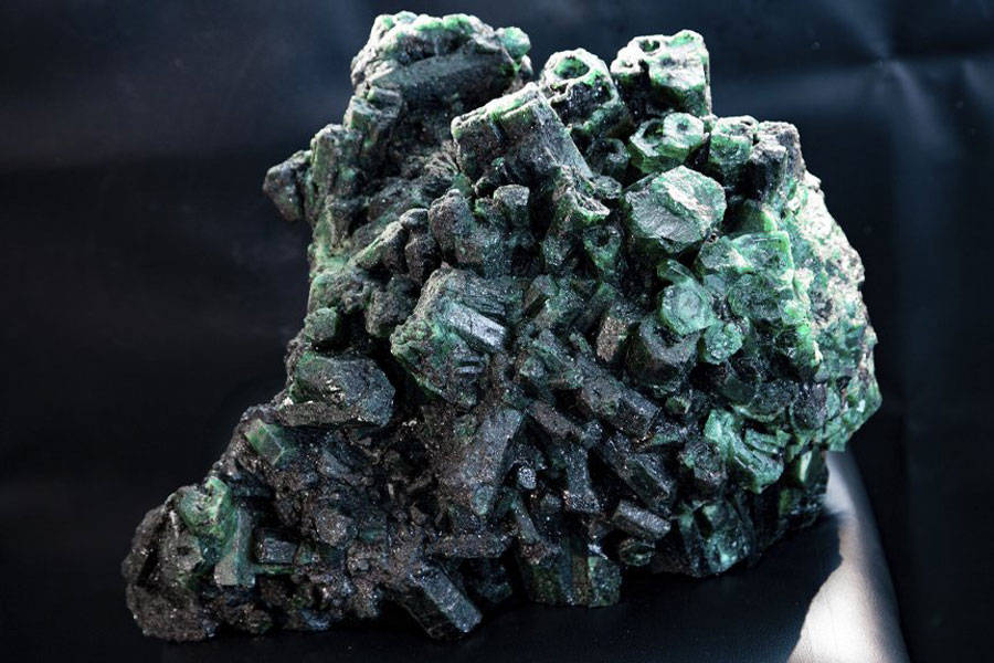 Изумруды в кластере отличаются высоким качеством и ярким зеленым цветом с разной степенью кристаллизации.
