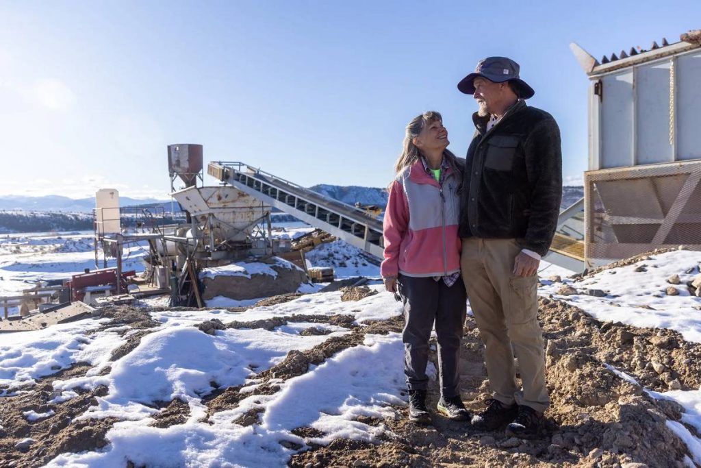 Дебби и Нил Хурни, владельцы компании "Lewis & Clark Sapphires", на своей шахте в Эльдорадо Бар, недалеко от реки Миссури в Монтане. Луиза Джонс для The New York Times