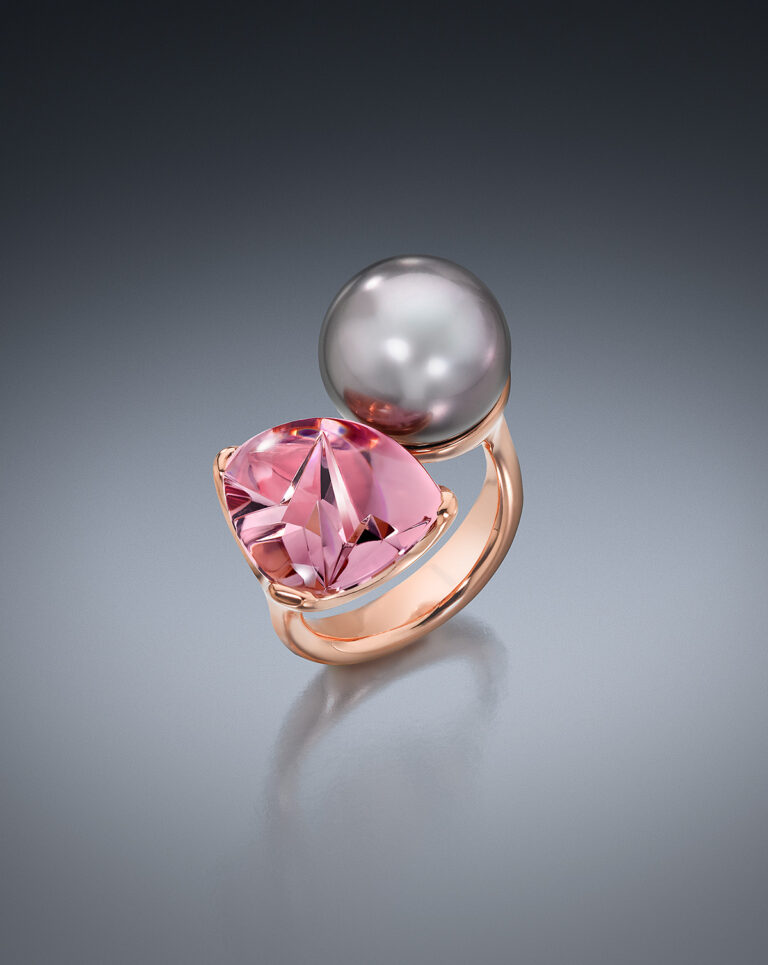В этом кольце из коллекции Assael "Pairings" использованы серебряная розовая таитянская жемчужина и морганит интригующей огранки.