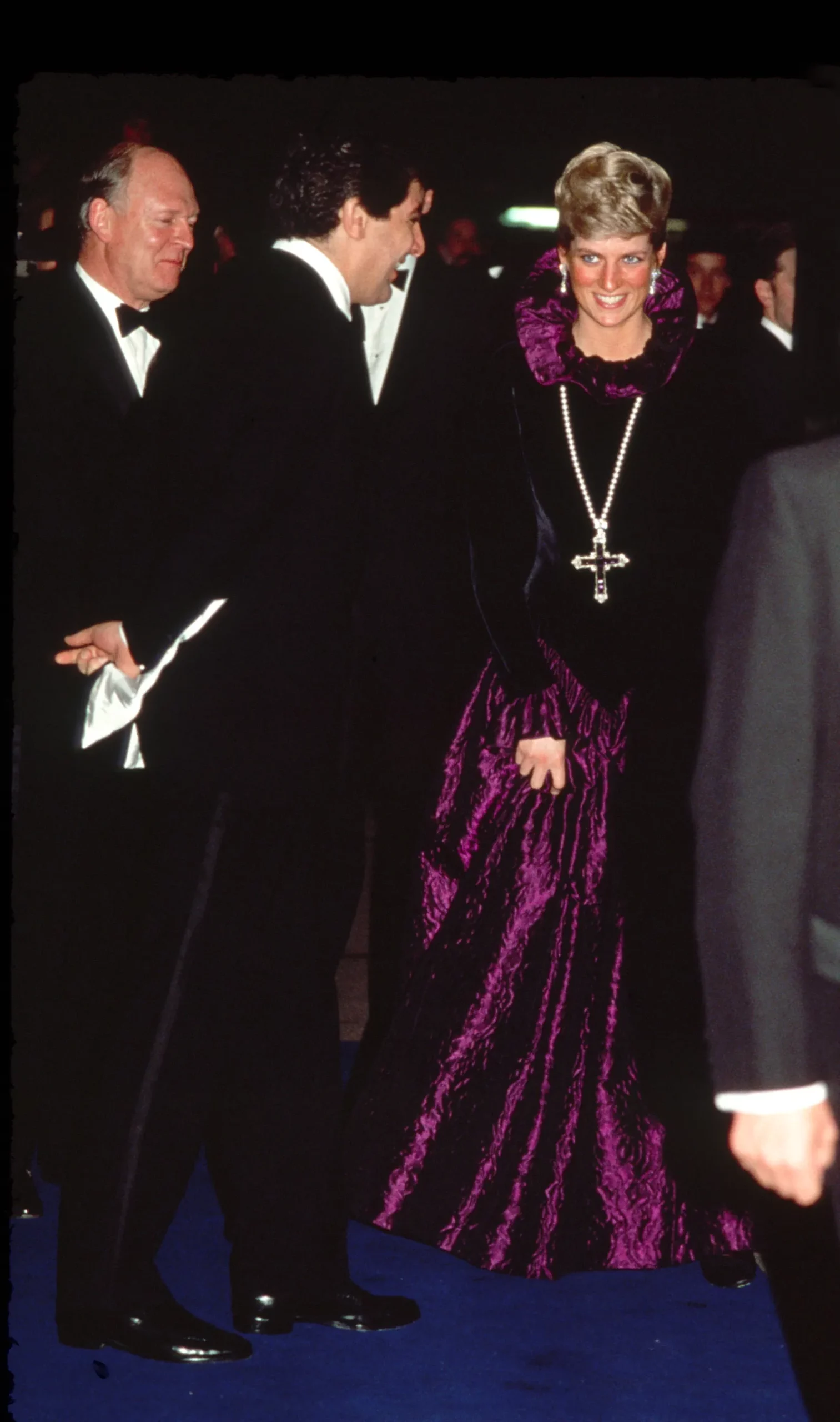 Принцесса Диана сделала яркий акцент на благотворительном балу Birthright 27 октября 1987 года, надев платье Catherine Walker в елизаветинском стиле и подвеску с распятием Garrard, которая будет продана на аукционе Sotheby's. Тим Грэм/Getty Images