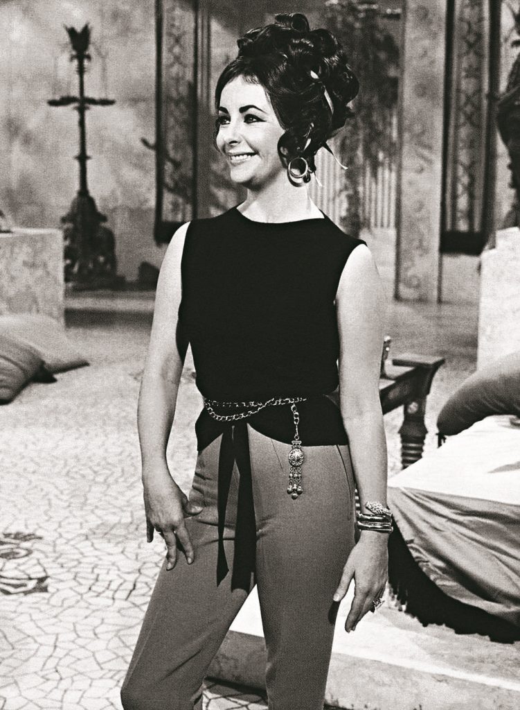 Элизабет Тейлор в защищенных часах Bulgari Serpenti на съемках фильма "Клеопатра" в 1962 году. La Presse и любезно предоставлено Bulgari
