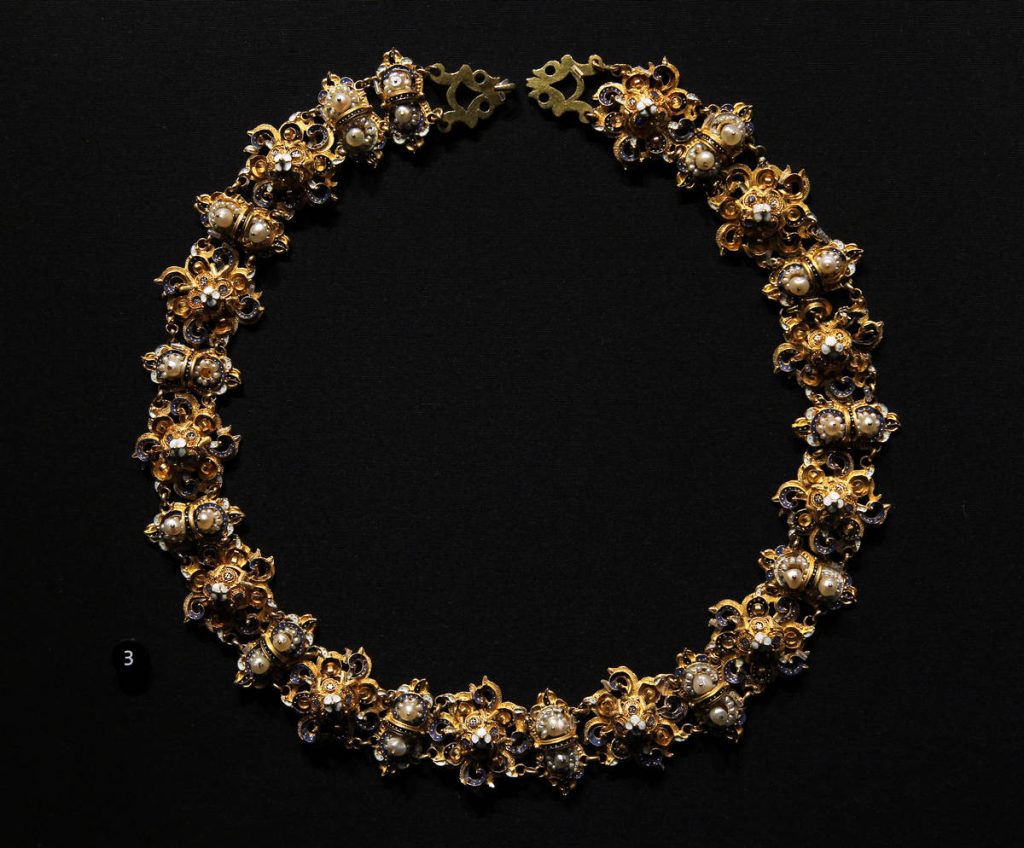 Музей Виктории и Альберта Ювелирные изделия Шейный браслет Около 1595 года Эмалированное золото с жемчугом