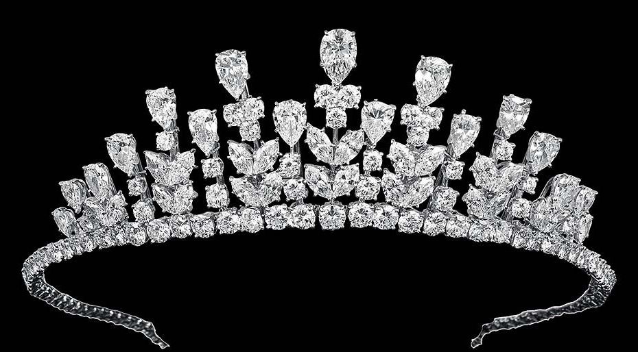 Бриллиантовая тиара Van Cleef & Arpels, которую принцесса Грейс надевала на свадьбу своей дочери Каролины с Филиппом Жюгно в 1978 году. Платина с грушевидными, маркизовидными и круглыми бриллиантами весом 77,34 карата. Сегодня эта диадема находится в частной коллекции Van Cleef & Arpels.