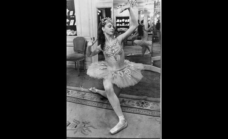 Сюзанна Фаррелл - главная танцовщица в балете Джорджа Баланчина "Бриллианты" в бутике Van Cleef & Arpels Place Vendome 1976 года.