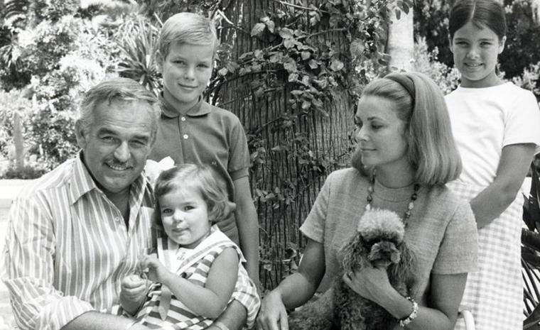 Князь Реньеро и княгиня Грейс с тремя детьми - Альбертом, Каролиной и Стефанией. Фото: Княжеский дворец Монако
