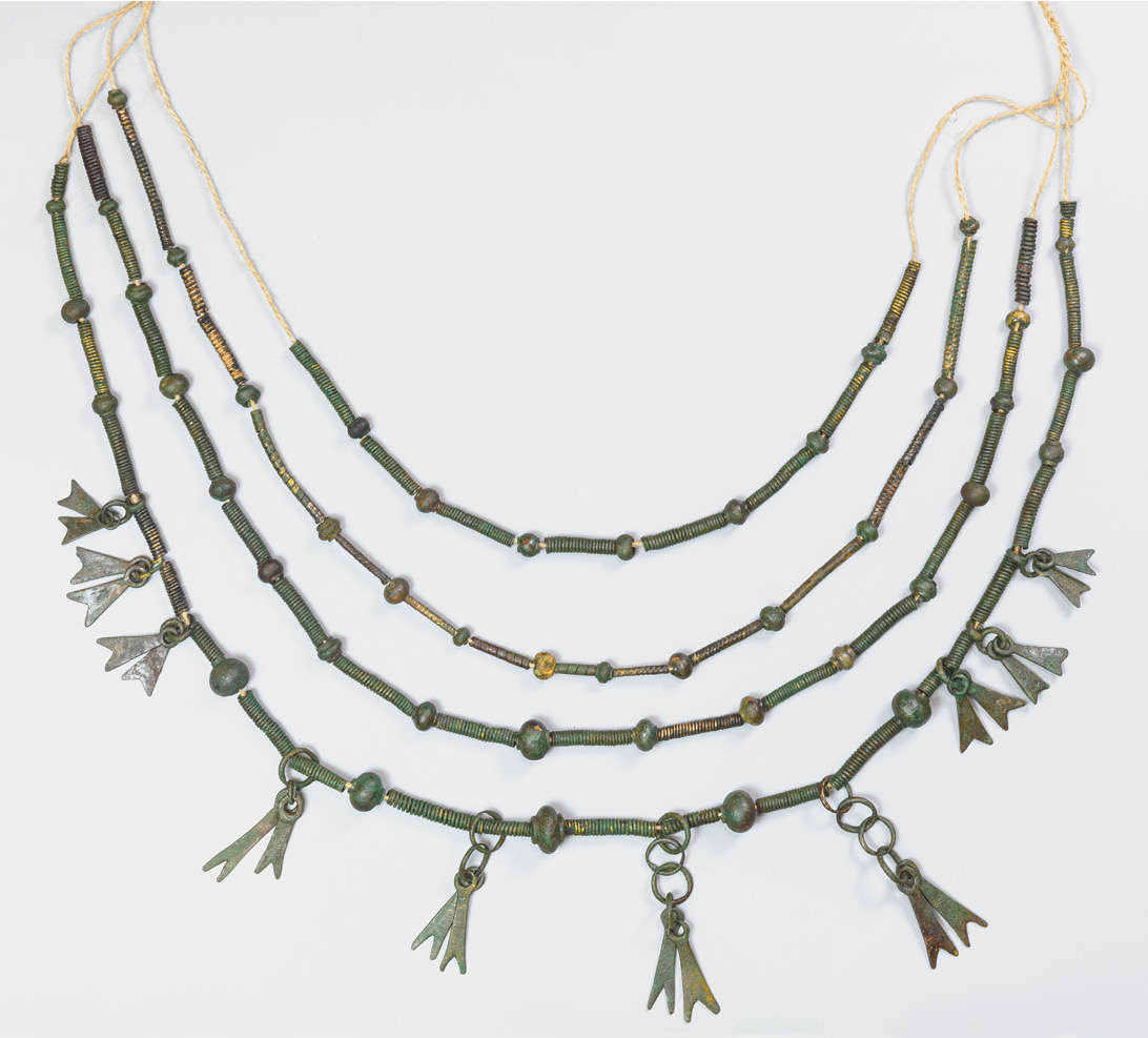 Среди находок было замысловатое ожерелье, в которое входили овальные и трубчатые бусины, подвески в виде ласточкиного хвоста и стеклянная бусина, изготовленная в Восточном Средиземноморье.
