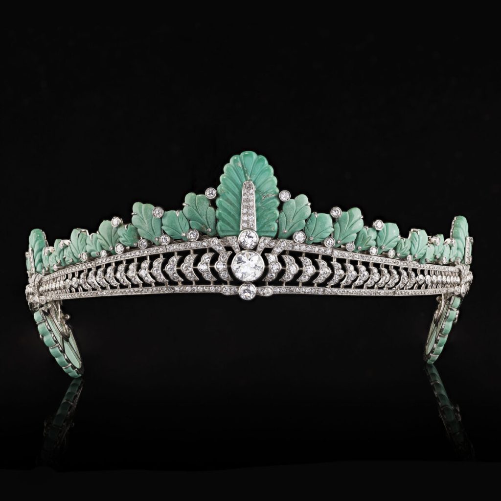 Cartier_ Тиара Astor с бирюзой и бриллиантами, около 1930 года, принадлежавшая Нэнси Астор, виконтессе Астор, продана за 927 280 фунтов стерлингов.