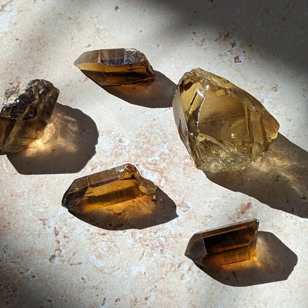 не ограненные кристаллы замбийского цитрина