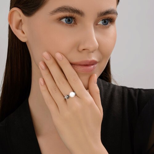 Кольцо из серебра с синтетическим жемчугом и фианитами (Арт.94014415)