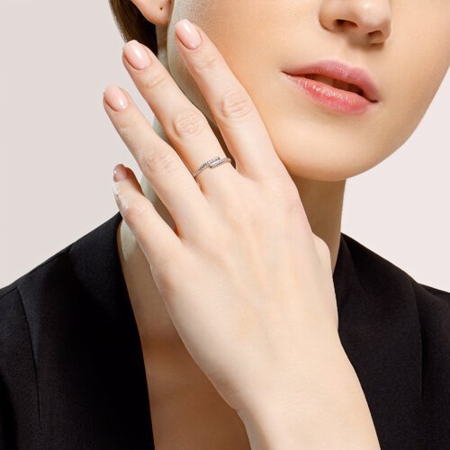 Кольцо из серебра с фианитами (Арт.94013703)