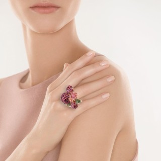 Кольцо золотое с бриллиантами, родолитами и сапфирами «Flora Pink» JvG (арт.R0002618)