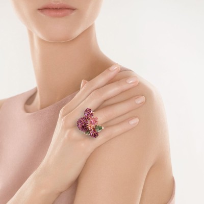 Кольцо золотое с бриллиантами, родолитами и сапфирами «Flora Pink» JvG (арт.R0002618)