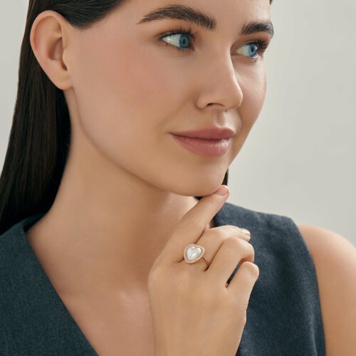 Кольцо серебряное 925 пробы с синтетическим жемчугом и фианитами "Сердце нежности" SOKOLOV (арт. 93011133)