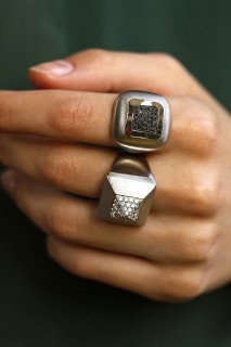 Кольцо из белого золота с бриллиантами «Грань Статуса» JvG (арт.R0002756A02_KO_WG)