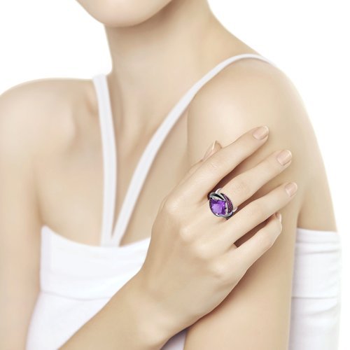 Кольцо из серебра с эмалью с сиреневым ситаллом и красными фианитами (Арт.92011301)