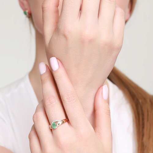 Кольцо из комбинированного золота с бриллиантами и изумрудом (Арт.3010524)