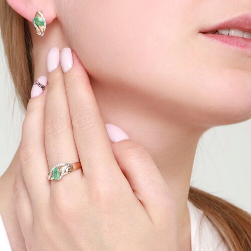 Кольцо из комбинированного золота с бриллиантами и изумрудом (Арт.3010524)