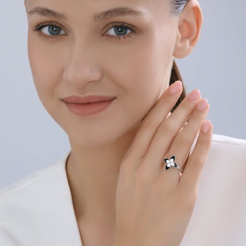 Кольцо из серебра с фианитами и эмалью (Арт.94014647)