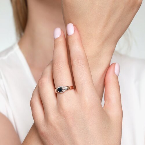 Кольцо из комбинированного золота с бриллиантами и сапфиром (Арт.2010981)