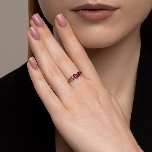 Кольцо из серебра с корундом и фианитами (Арт.94014135)