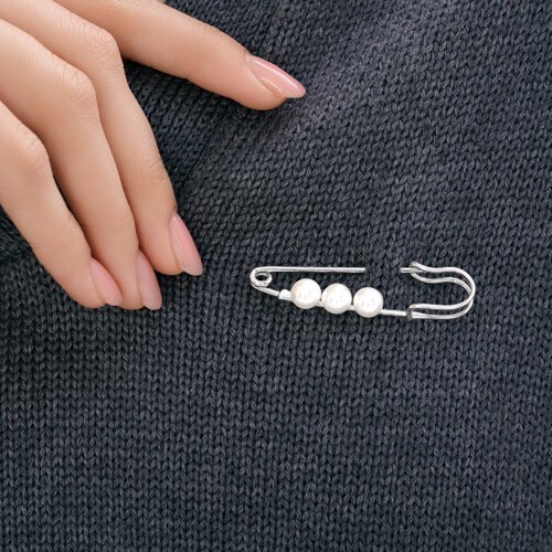 Брошь из серебра с синтетическим жемчугом (Арт.94-140-00046-1)