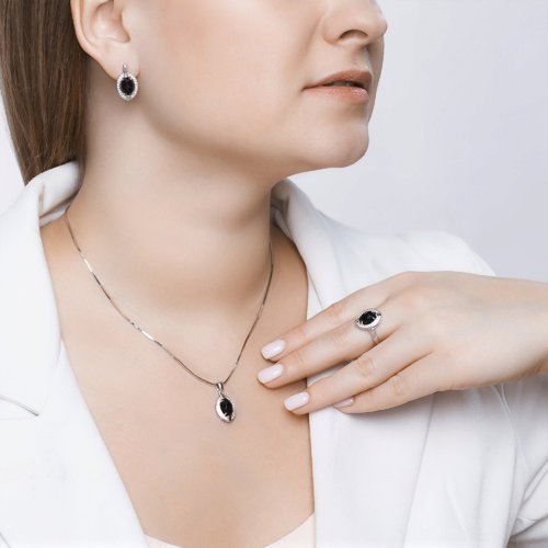 Кольцо из серебра с чёрным агатом и фианитами (Арт.92011798)