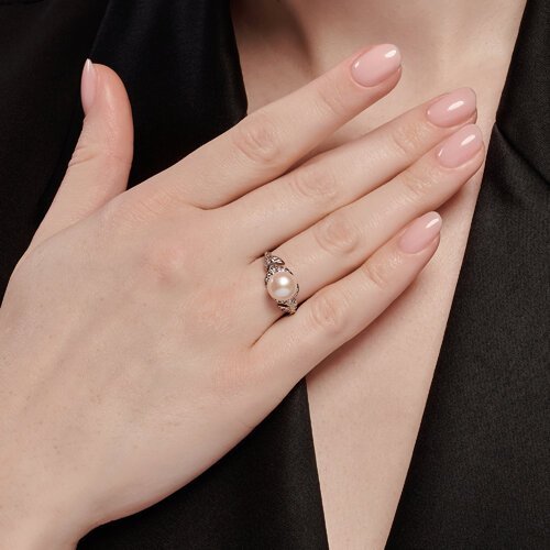 Кольцо из серебра с жемчугом и фианитами (Арт.92014436)