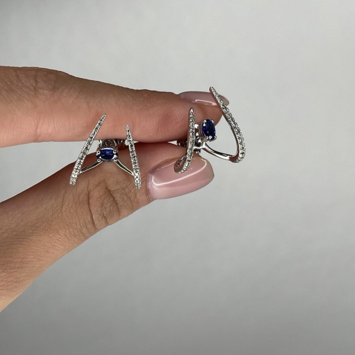 Серьги из белого золота с бриллиантом и сапфиром (Арт.gkp015_sr_sm_yg)