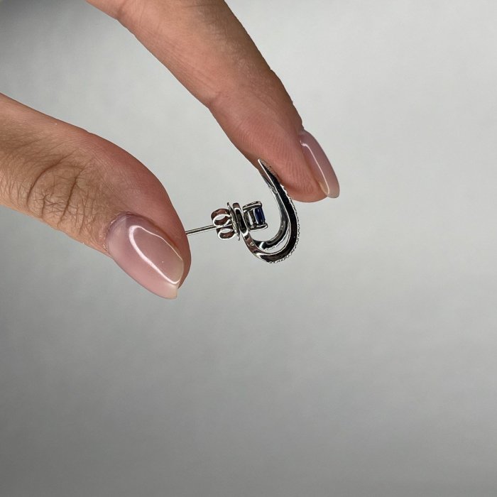 Серьги из белого золота с бриллиантом и сапфиром (Арт.gkp015_sr_sm_yg)