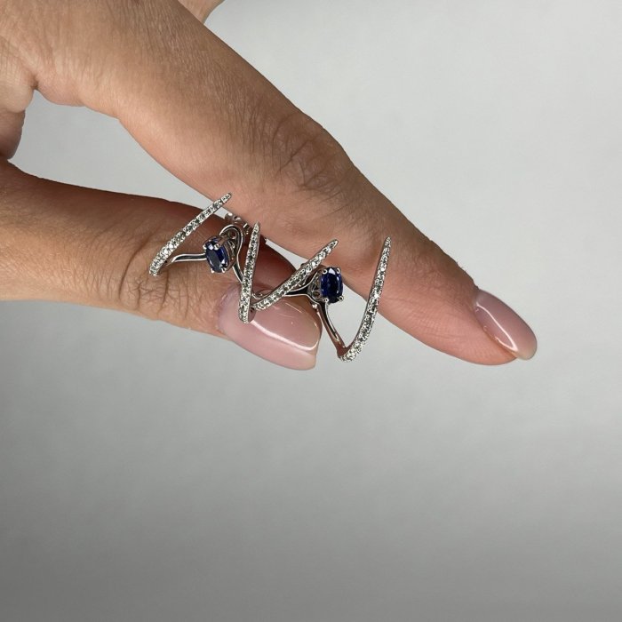 Серьги из белого золота с бриллиантом и сапфиром (Арт.gkp015_sr_sm_yg)