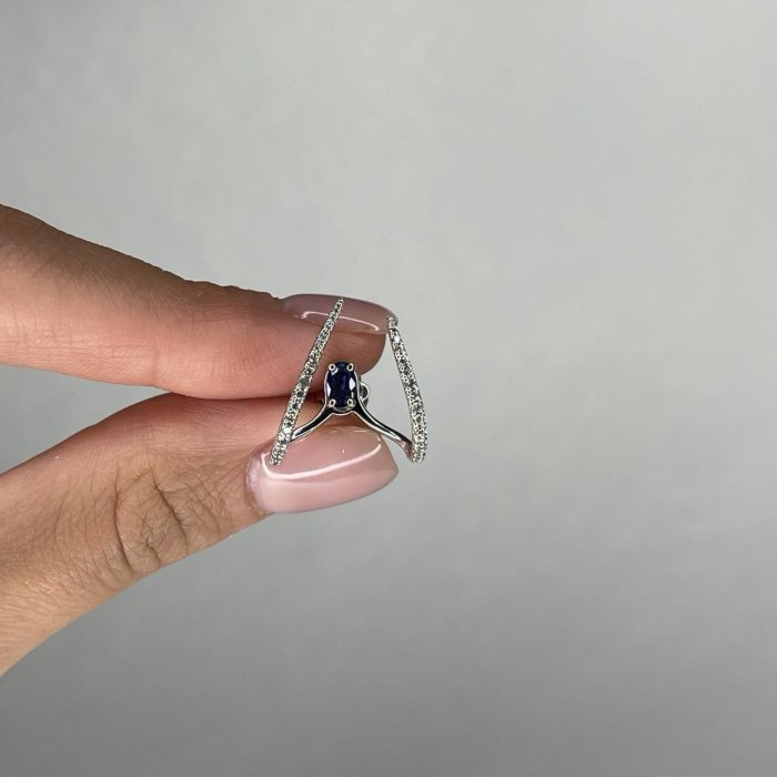 Серьги из белого золота с бриллиантом и сапфиром (Арт.gkp015_sr_sm_yg)