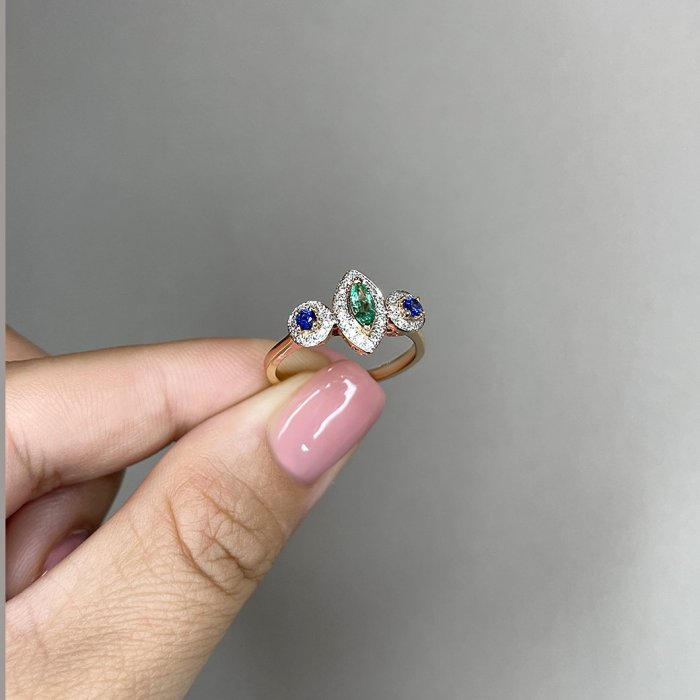 Кольцо из золота с бриллиантом и изумрудом (Арт.mr85418-rg-s_pinkdwemsa_ko_em_sa_pink)