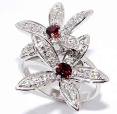 Кольцо серебряное с гранатом и куб. цирконием «Крылья Света» MyJewels (арт.210667-r-06-88)