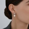 Серьги из серебра с синтетическим жемчугом и фианитами (Арт.94027001)