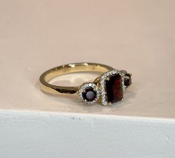Кольцо из золота с бриллиантом и гранатом (Арт.mr85437-gr-yg-s_ko_gr_yg)
