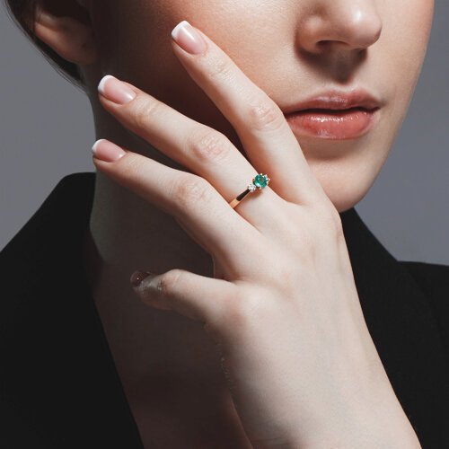 Кольцо из золота с бриллиантами и изумрудом (Арт.3010590)