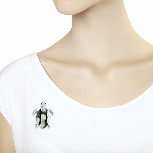 Брошь из серебра с перламутром и фианитами (Арт.83040027)