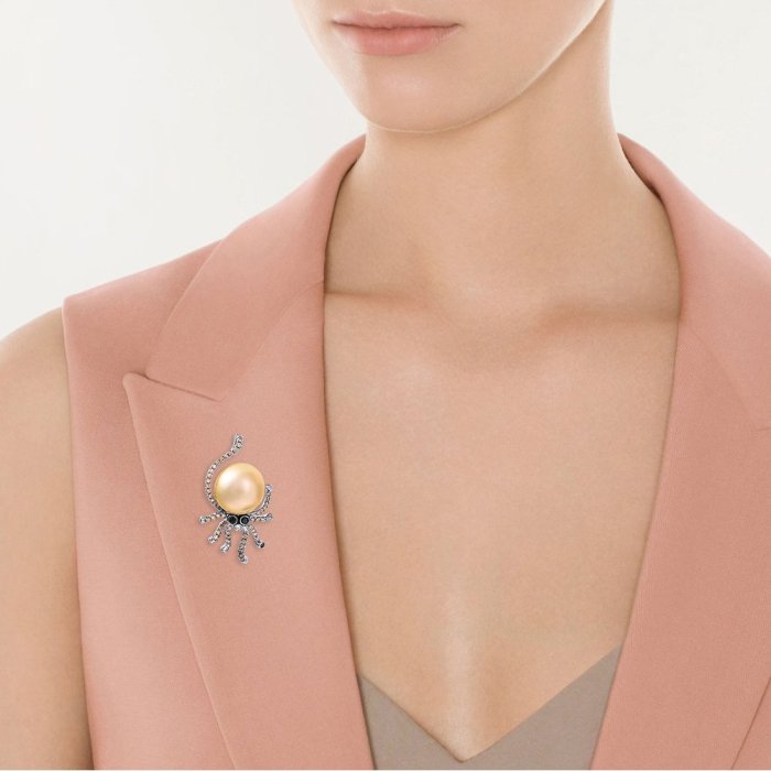 Брошь из золота с бриллиантом и жемчугом (Арт.456306_db_dn_gnwp_blk)