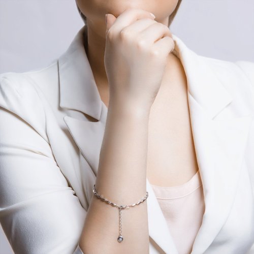 Браслет из серебра с гранатами и фианитами (Арт.92050095)