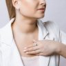 Серебряное кольцо с фианитами и белой эмалью (Арт.94011140)