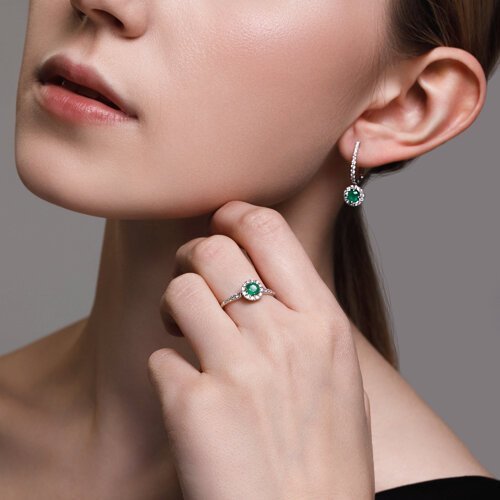 Серьги из белого золота с бриллиантами и изумрудами (Арт.3020520-3)
