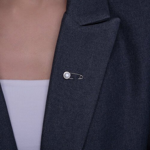 Брошь из серебра с жемчугом и фианитами (Арт.94-340-02641-1)