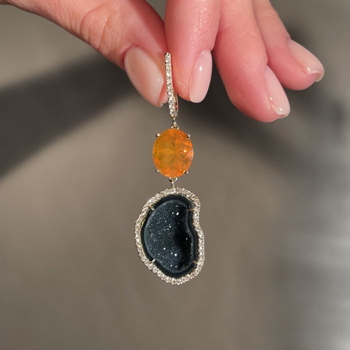 Серьги из золота с бриллиантом и опалом (Арт.af5-2_sr_j_oop_001_yg)